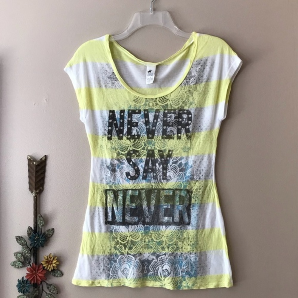 Yellow/White Semi-Fitted Graphic Tee Size M, EUC
